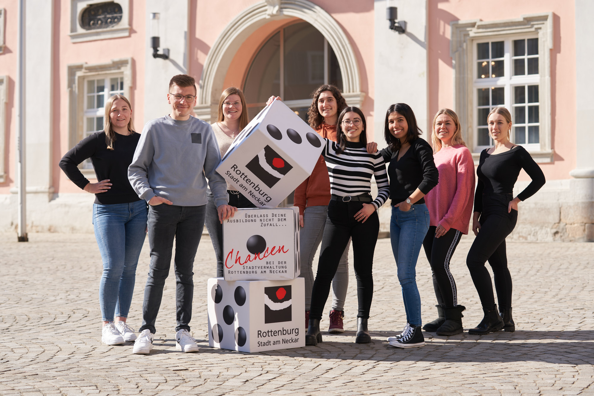 Mehrere junge Menschen stehen beinander.