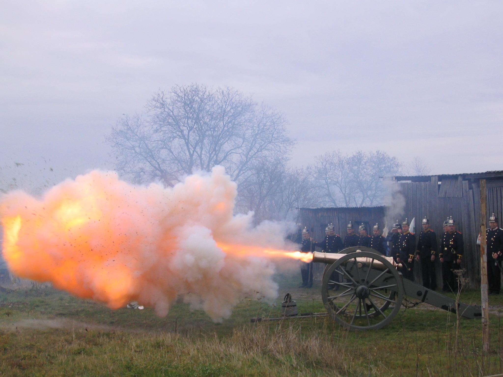 Eine historische  Kanone schießt