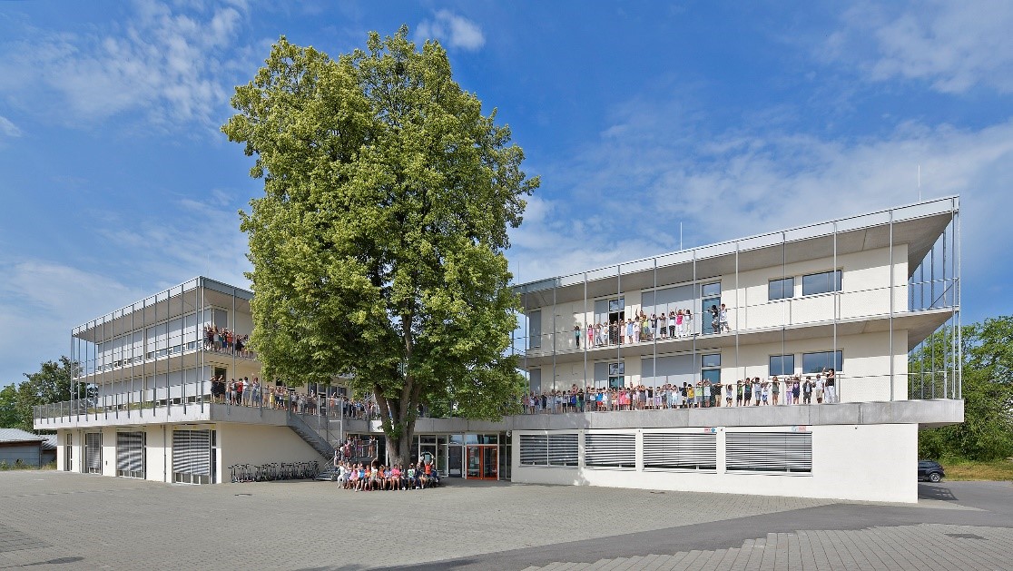 Großes Schulgebäude