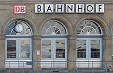 Historisches Gebäude mit Schrifttafel Bahnhof