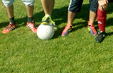 Füße, Beine, Fußball, Rasen