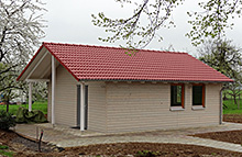 Blockhaus unter bäumen