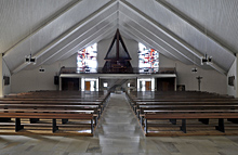 moderner Kircheninnenraum