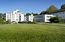 Modernes mehrstöckiges Gebäude