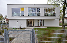 Wiese vor einem Kindergartengebäude