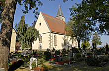 Kirche und Gräber