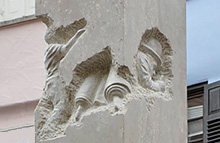 Relief als Teil der Steinsäule des Denkmals für die Jüdische Bevölkerung Rottenburgs
