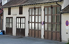 Haus mit roten Toren