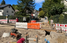 Baustelle in der Weggental-, Urbansbrüder- und Paradeisstraße. Aufgerissene Straße mit Absperrungen davor.