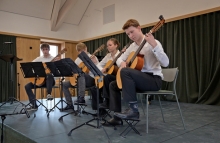 4 Kinder an der Guitarre