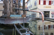 Ein Brunnen in Nahaufnahme aus dem Wasser läuft.