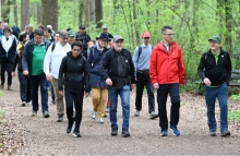 Gruppe die im Wald wandert