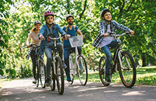 Familie fährt Fahrrad