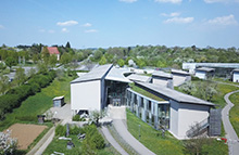 Innenaufnahme des mit viel Glas gestalteten Sankt Meinrad Gymnasiums 