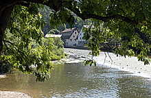 Dorf an einem Fluss