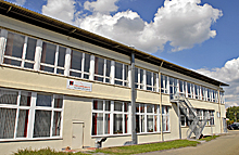 Zweistöckiges, langestrecktes Gebäude