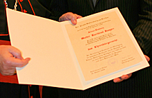 Aufgeschlagene Ehrenbürgerurkunde
