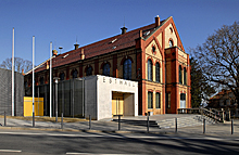 Hallengebäude mit neuem Anbau