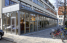 Teilgebäude des Eugen-Bolz-Gymnasiums. Es ist größtenteils verglast und über römischen Ausgrabungen errichtet.