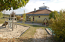 Kindergartengebäude mit großem Spielplatz