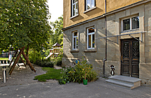 Im Garten gelegener Eingang eines Kindergartengebäudes