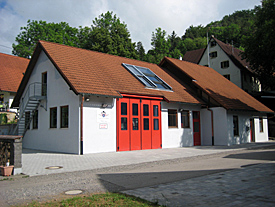Haus mit rotlackiertem großenTtor
