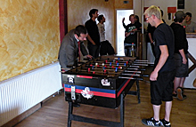 Jugendliche beim Tischkicker