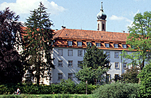 Großes Gebäude am Fluss