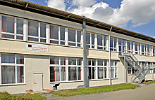 Zweistöckiges, langestrecktes Gebäude