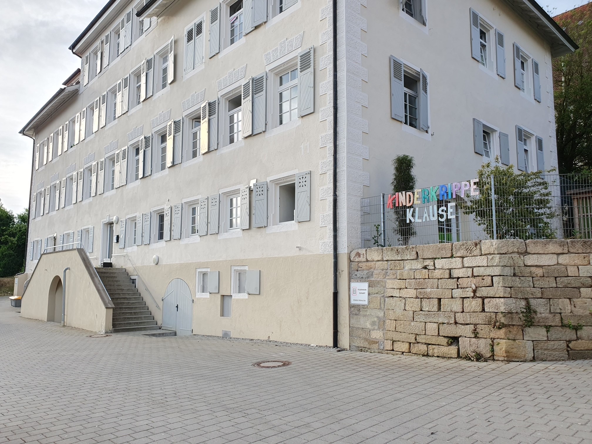 Das Gebäude der Kinderkrippe von Außen