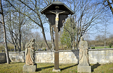 Grabsteine und Kreuz