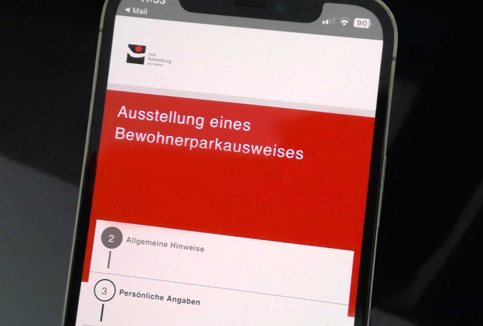 Blick auf ein SmartPhone Display auf dem der Antrag für einen Parkausweis ausgefüllt wird