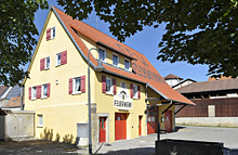 Haus mit roten Toren