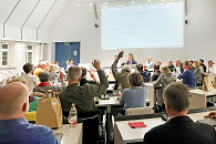 Mitglieder des Gemeinderats stimmen ab 