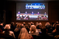 Die Kandidaten der Oberbürgermeistwahl sitzen auf einem Podium 