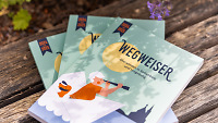 Ein Buch mit dem Titel "Wegweiser für Seionren" liegt auf einer Bank 