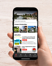 Auf dem Bild hält eine Hand ein Smartphone in der Hand. Auf dem Bildschirm des Smartphones sieht man die Startseite der RottenburgApp. Auf der Startseite kann man einzelne Ortschaften filtern. Zudem werden die Aktuellen Nachrichten angezeigt. 
