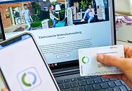 Eine Person gibt Daten in eine Eingabemaske auf einer Internetseite ein. Man sieht nur die Hände. 