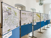 Eine Stellwand mit Plakaten. Auf den Plakaten sind die Entwürfe zur Stadtplanung Gartenstr. zu sehen 