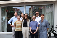 Einweihung der neuen Räume des Zentrums für Gemeindepsychiatrie in Rottenburg, Gruppenbild aller Verantwortlichen vor dem Gebäude 