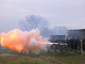 Eine historische  Kanone schießt 