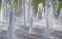 Ein runde Öffnung für Wasserfontänen im Kofpsteinpflaster. 