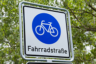 blaues Straßenschild mit weißem Fahrrad 