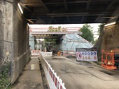 Eine Eisenbahnunterführung für Autos aus. Massiv aus Beton hergestellt. 