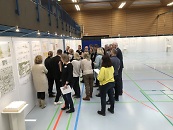 Mehrer Menschen schauen sich einen Lageplan an 