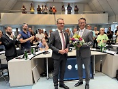 OB Stephan Neher überreicht an Hendrik Bednarz einen Blumenstrauß 