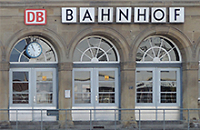 Historisches Gebäude mit Schrifttafel Bahnhof 