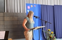 Frau Stegmayer hält eine Rede auf der Bühne 