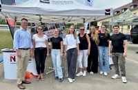 Der Stand der Stadt Rottenburg am Tag der offenen Tür mit den Vertreter*innen davor. Alle schauen in die Kamera. 