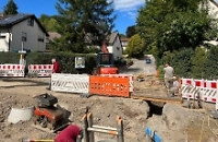 Baustelle in der Weggental-, Urbansbrüder- und Paradeisstraße. Aufgerissene Straße mit Absperrungen davor. 